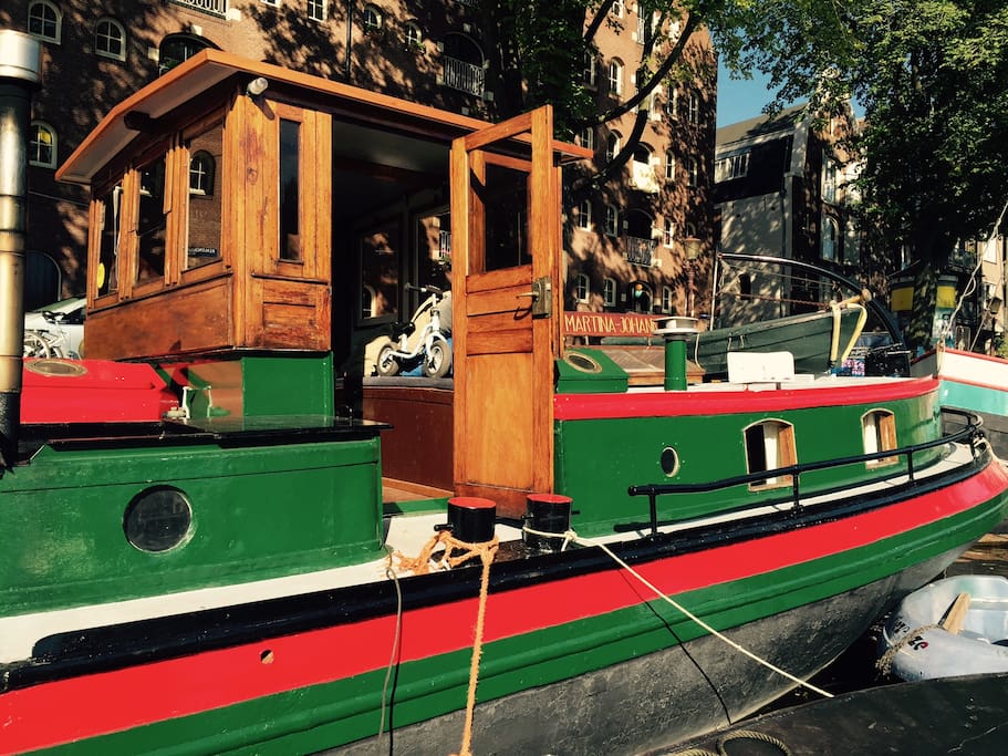 Steering hut