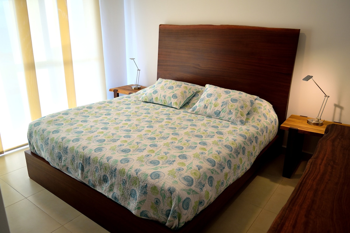 Master BD #2 w/ private BR
A/C, HDTV, HD Cable