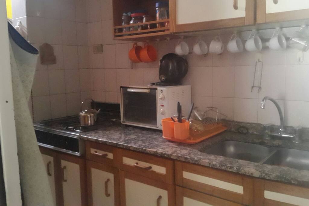 cocina compartida con microondas, horno electrico, cocina, lavadero.