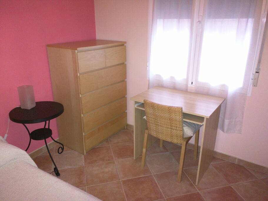 la mesa de ordenador y la comoda