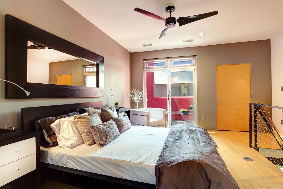 Luxusná hlavná spálňa na 4. poschodí zahŕňa vlastný balkón, šatník, práčovňu a kúpeľňu ako v kúpeľni