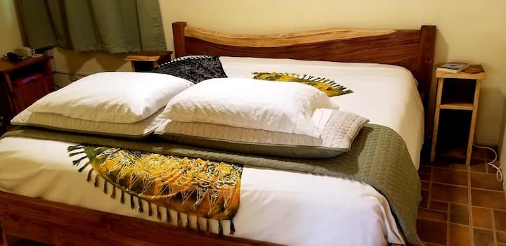 Спалня №1, удобен апартамент с двойно легло king size с първокласно спално бельо и селекция от хипоалергични възглавници