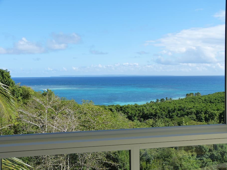 Vue sur le lagon de Salines depuis la véranda de la villa Nature