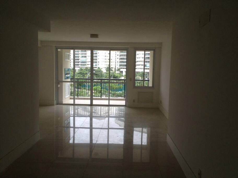 Sala em L agora mobiliada. Condomínio de Luxo com ampla área de lazer, piscinas, academia, ofurô, quadras e bar da piscina.