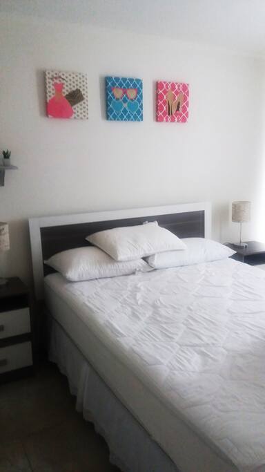 Comodo e iluminado dormitorio matrimonial, con terraza y vista a la ciudad de Serena.