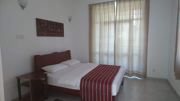 Schlafzimmer mit Queensize-Bett und privatem Waschraum