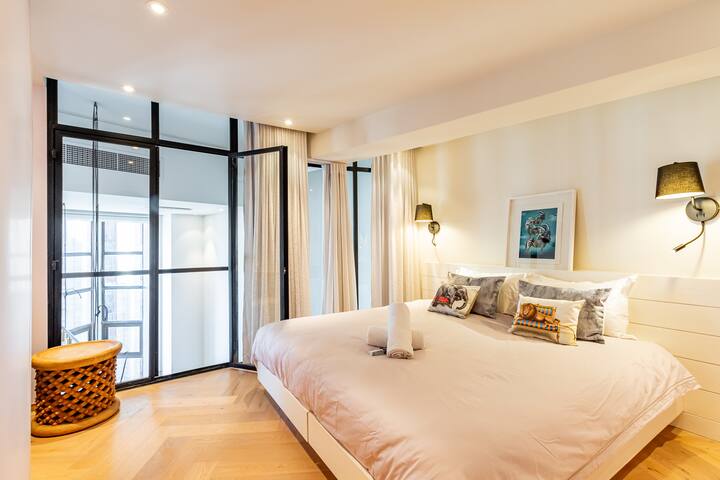 Luxurious, modern, artsy, fully fitted home! gallery image 2