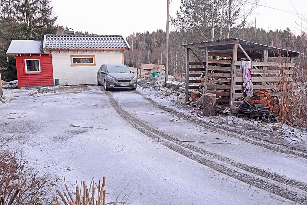 Parking. Please turn car around on the property