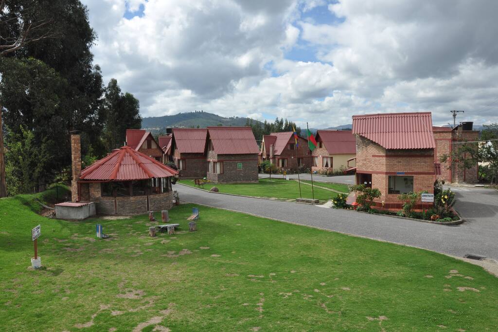 Vista panorámica del conjunto de cabañas.