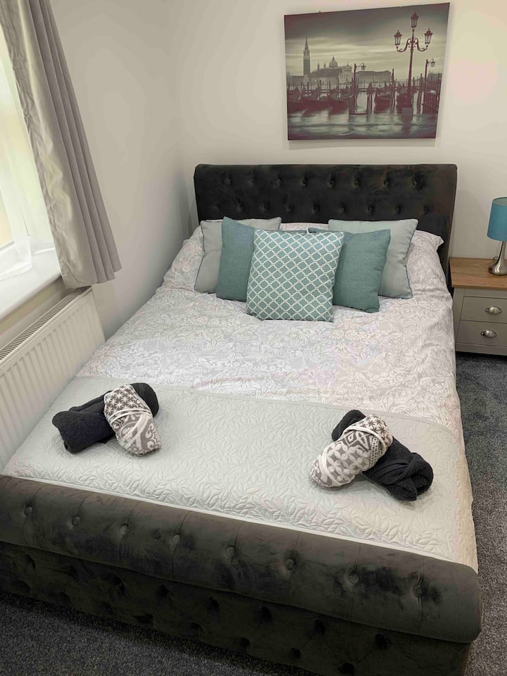 全新装修的卧室，配备豪华双人雪橇床