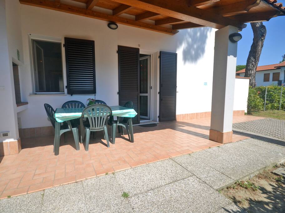 Patio arredato coperto