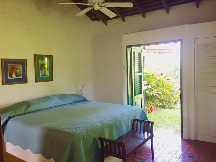 Ფართო საძინებლები. თითოეული ლუქსით, კონდიციონერით და ბაღით ან აუზით.