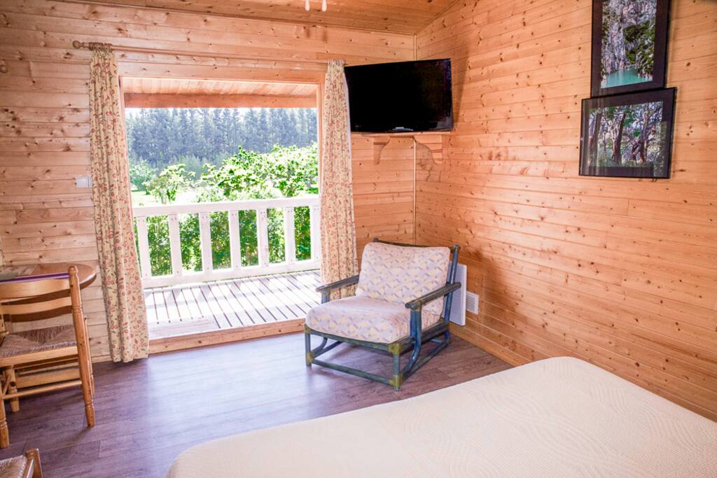 chambre avec balcon sur le jardin chalet 1