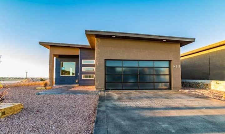 East El Paso Travel Room in Modern House