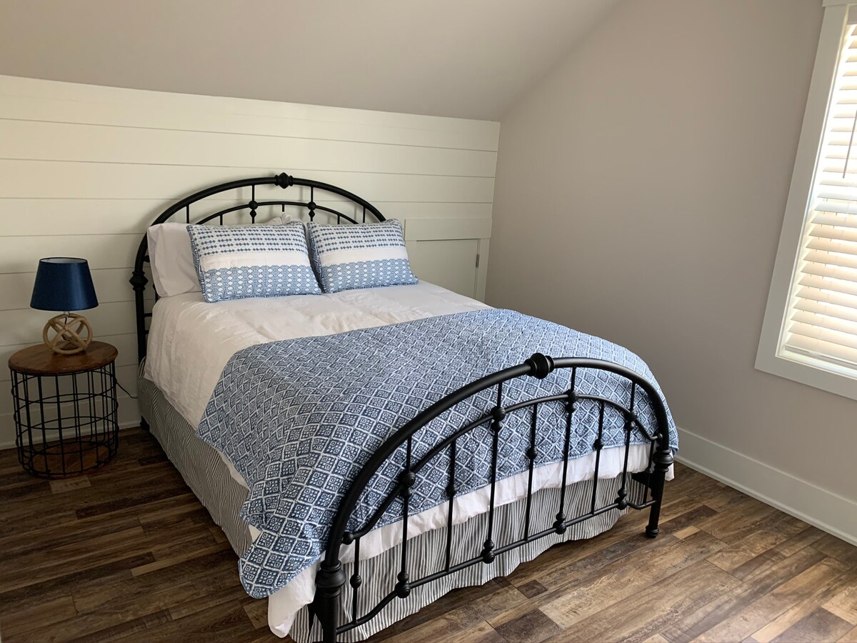 חדר שינה זוגי קווין סייז בקומה השלישית