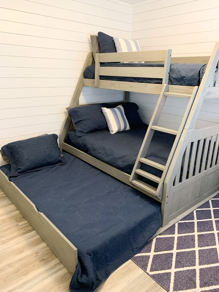 宽敞的第二间卧室配有一张双层床和一个额外的双层床，非常适合家庭或团体入住！