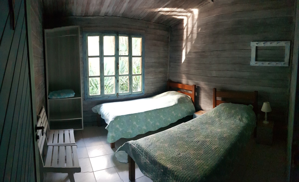 Kamer 4 met twee eenpersoons bedden