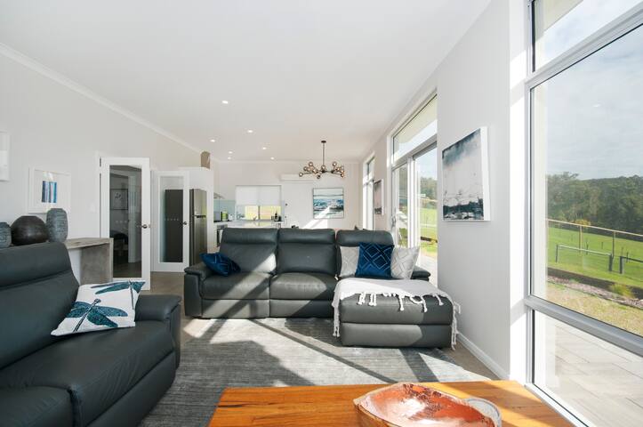 Peaceful Ridge Retreat – New Executive Residence gallery image 5