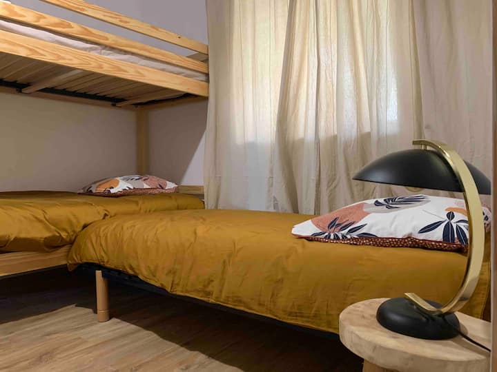 Treća spavaća soba  (kat T3)
Komunikacija s prizemljem odvija se kroz ovu spavaću sobu i kroz nadsvođenu spavaću sobu - mezanin.
Samostalni pristup također postoji sa stražnje strane kuće za stan na katu.