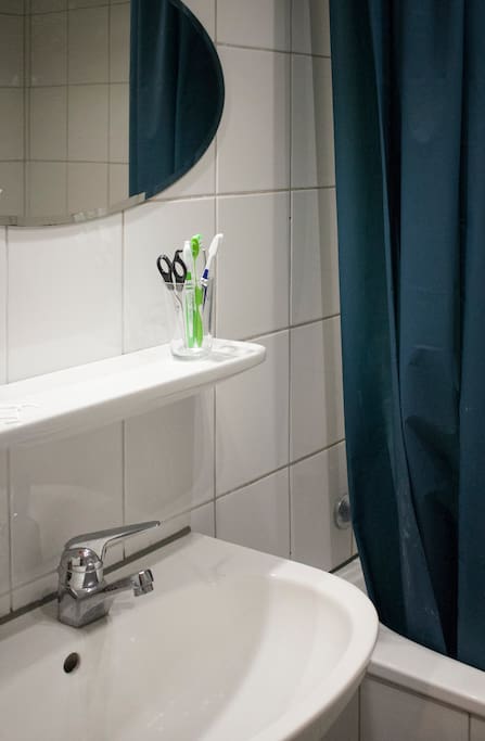 Kleines Bad mit Badewanne