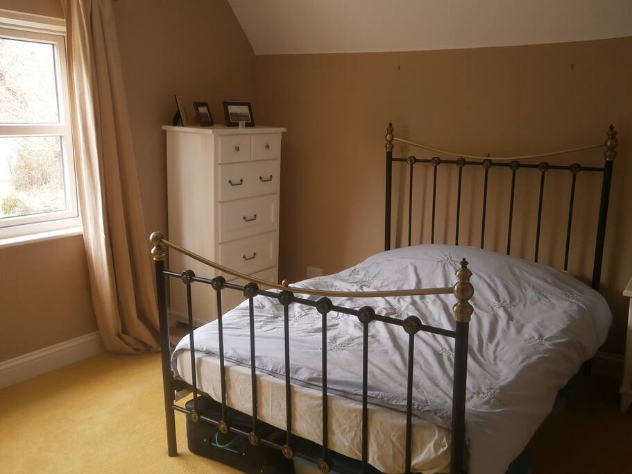 Very spacious bedroom with double bed