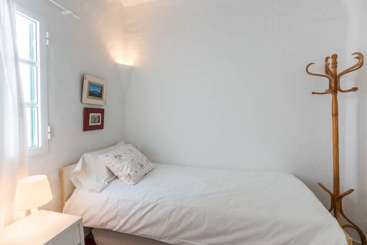 Dormitorío individual, con un colchón auxiliar abajo por si acaso-Single room