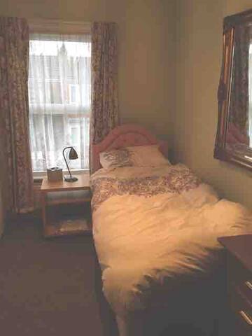 Single room in bohemian area