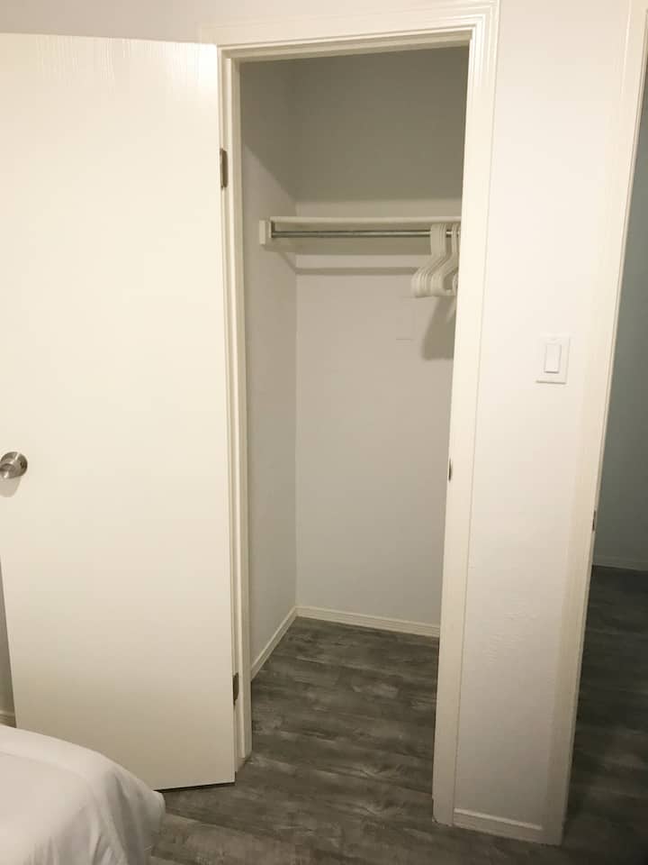 غرفة النوم 1 خزانة