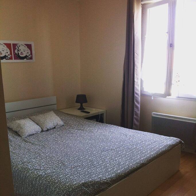 Chambre avec rangements et Télé 81 cm à disposition.