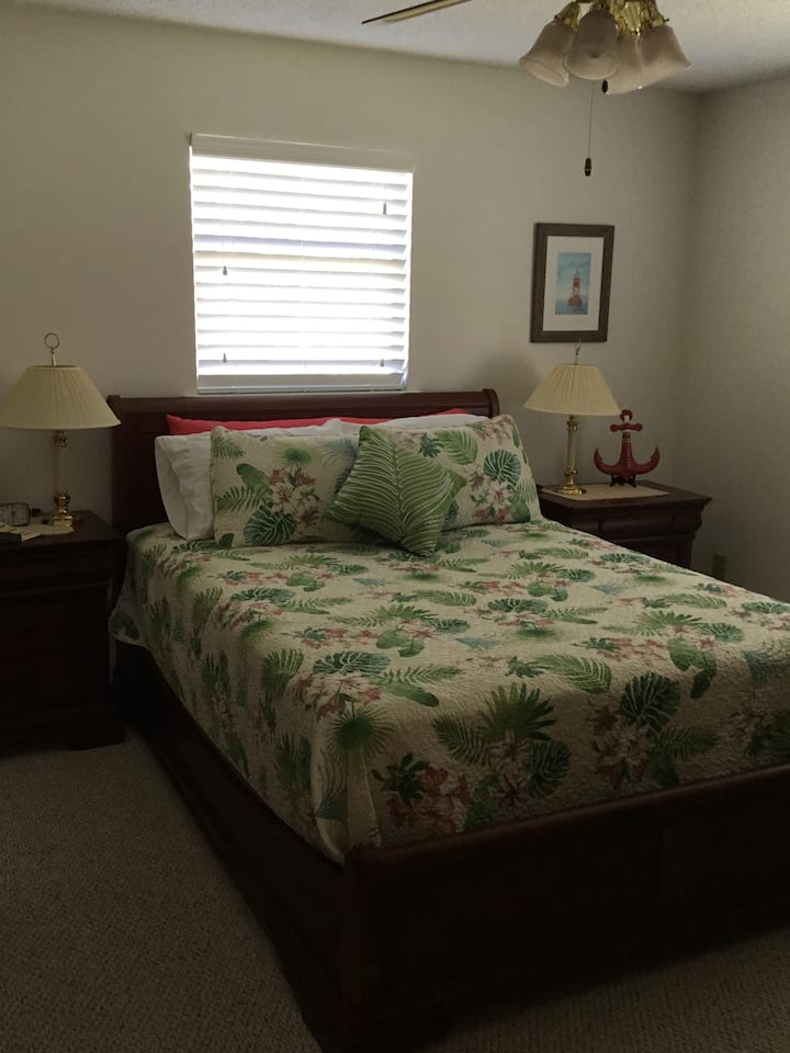 غرفة نوم بسرير كبير.