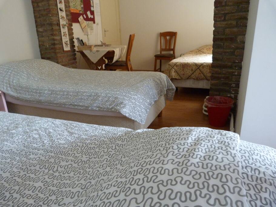 Kamer 1 met 3 x 1 persoonsbed. n.b. ; vanaf 4 personen beschikt u over beide slaapkamers.