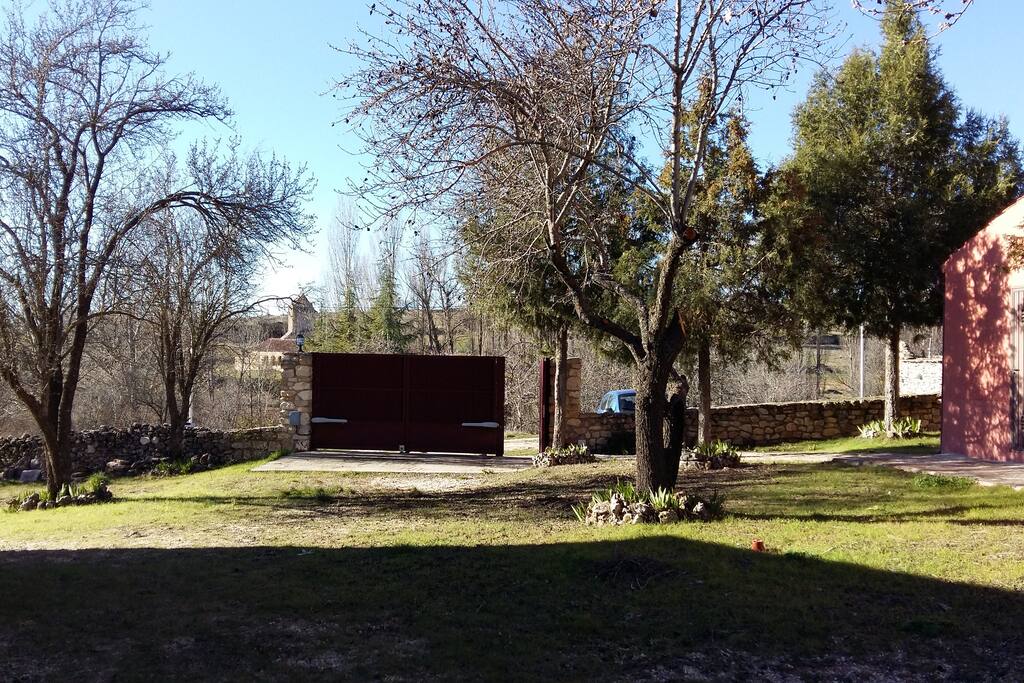La amplitud y belleza del horizonte al que da el jardín