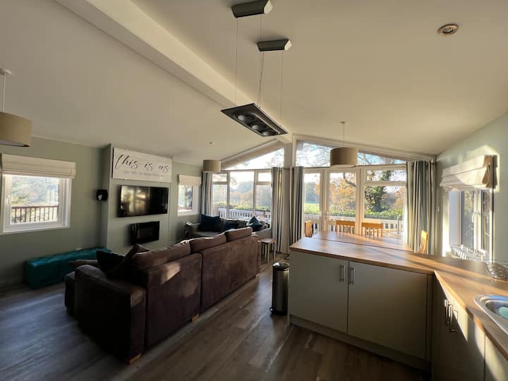 Amazing Lodge, Edge Of Forest With Giant Deck - Dorset