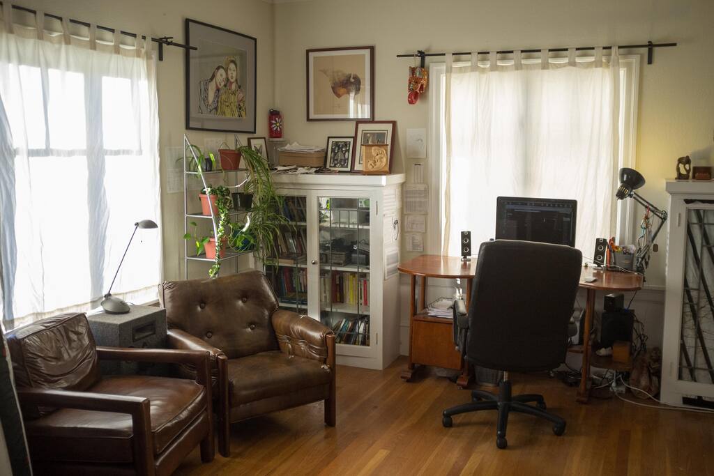 Large cozy study/library.
