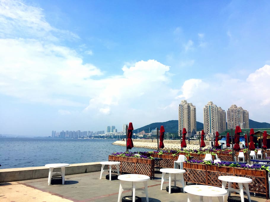 楼下附近的海边餐厅