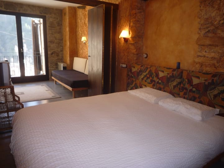 Habitación de matrimonio. Habitación   individual al fondo