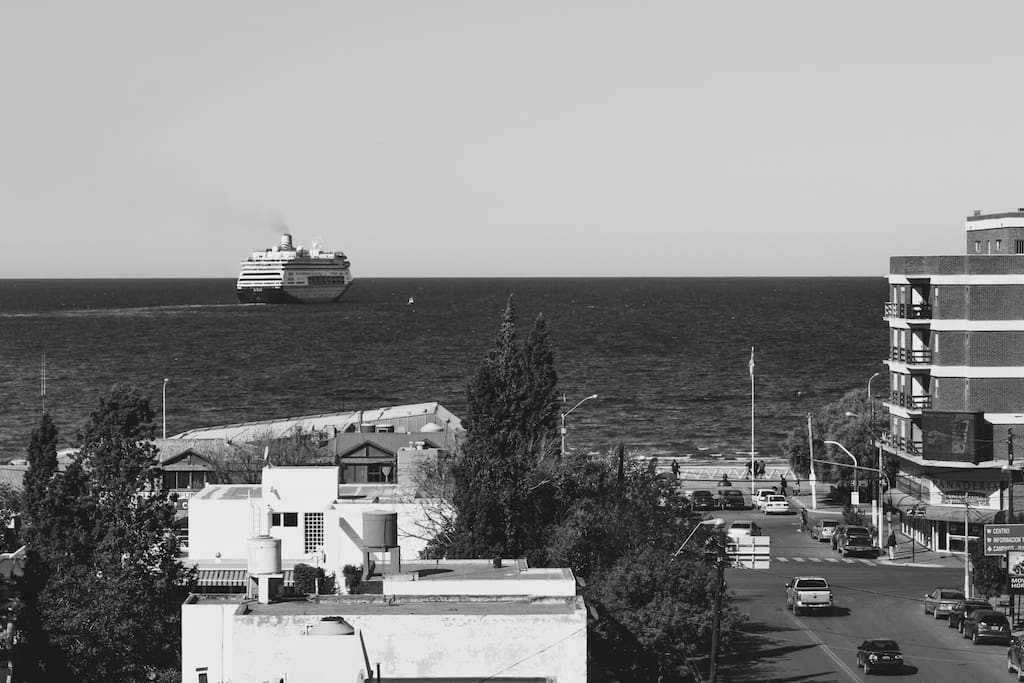 Vista desde el balcón hacia el mar, crucero que van hasta el polo sur