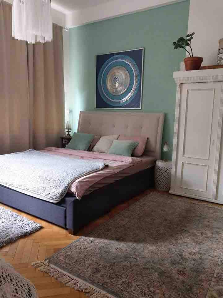 Dormitorio con cama tamaño king.