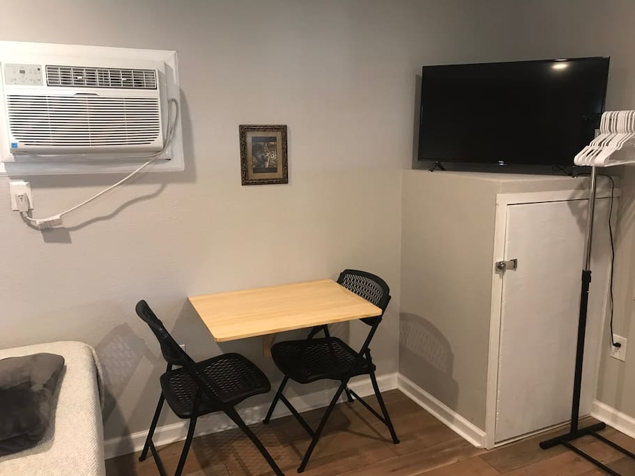 Desk/dining