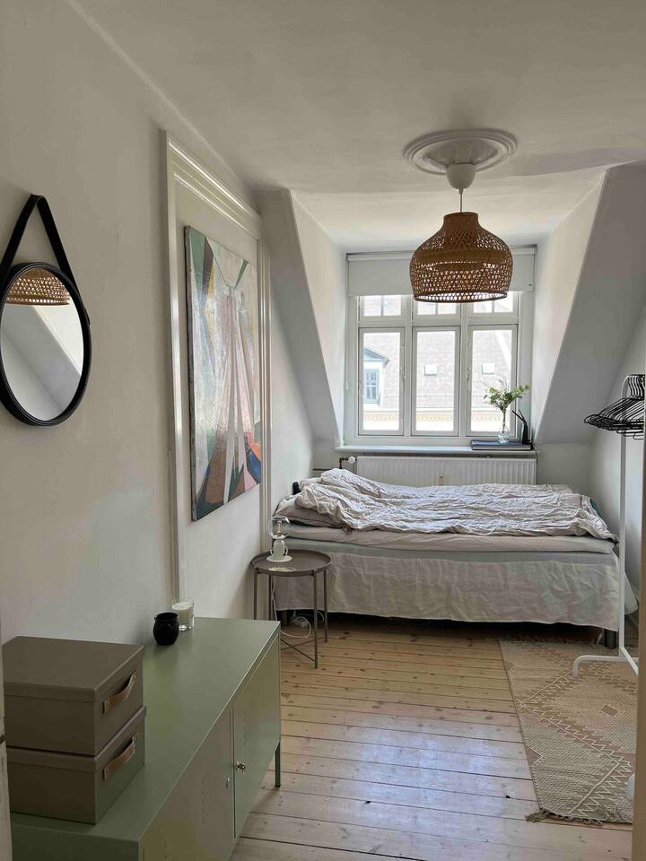 Dormitorio frente a Sonder Boulevard. Preciosa vista por la mañana.