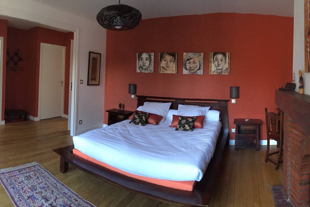 Panoramique de la chambre, entrée, dressing