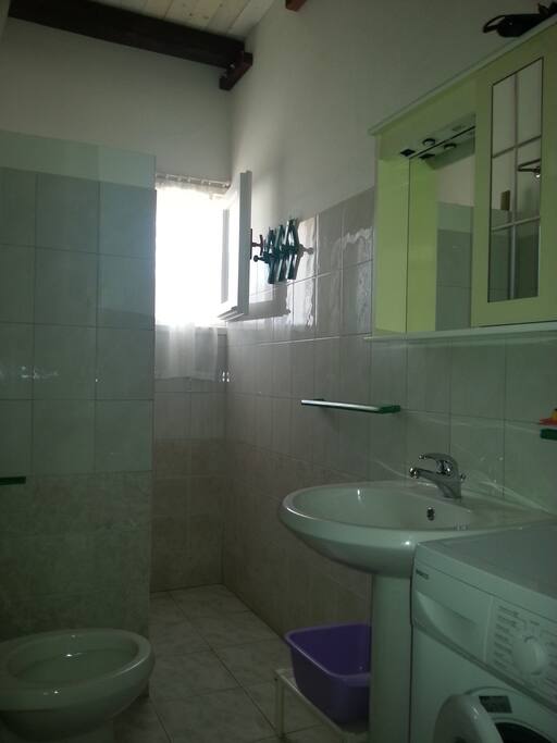 Bagno finestrato con doccia