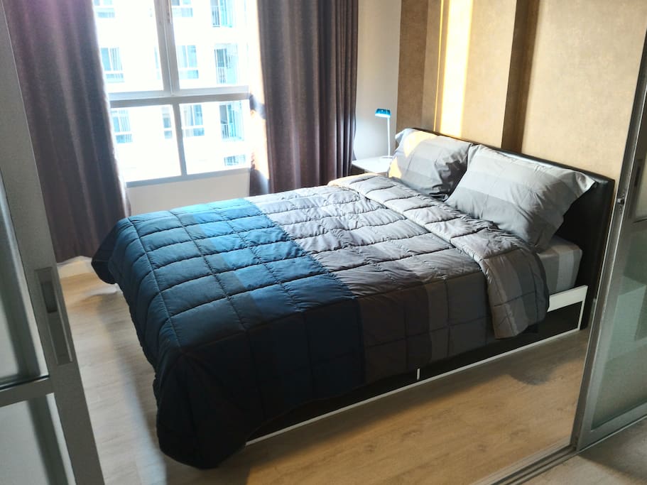 Comfortable medium-firmed bed with good quality of bedding and towels provided.