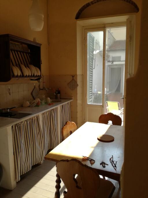 CUCINA che si affaccia sulla corte privata