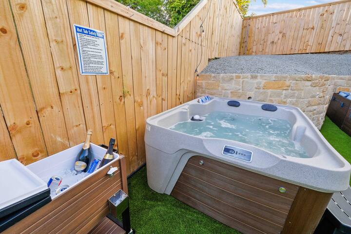 Retroland! | Hot Tub + Pool | Arcade | 7 min Dtown gallery image 4