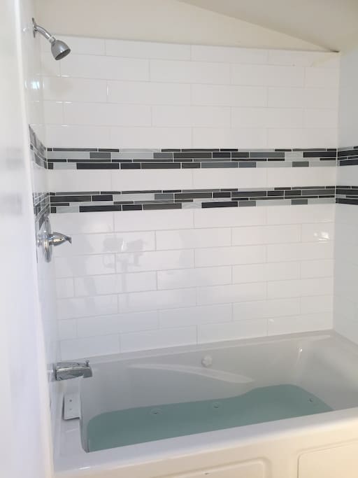 Jetted bath tub