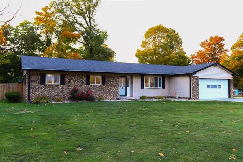 Ranch House- 2 miles from IWU