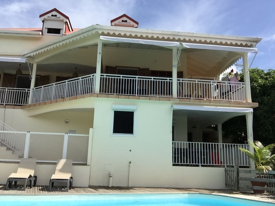 La maison est divisée en 3 appartements