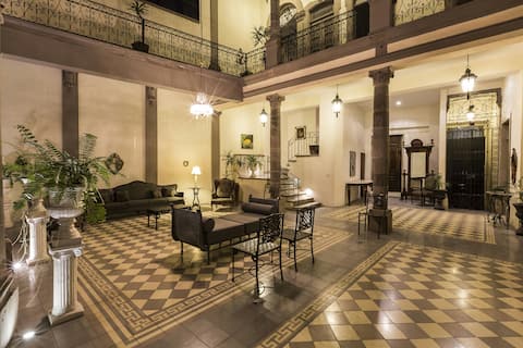 Entire Villa/POOL/Yard/Centro/5 bed/5 full bath