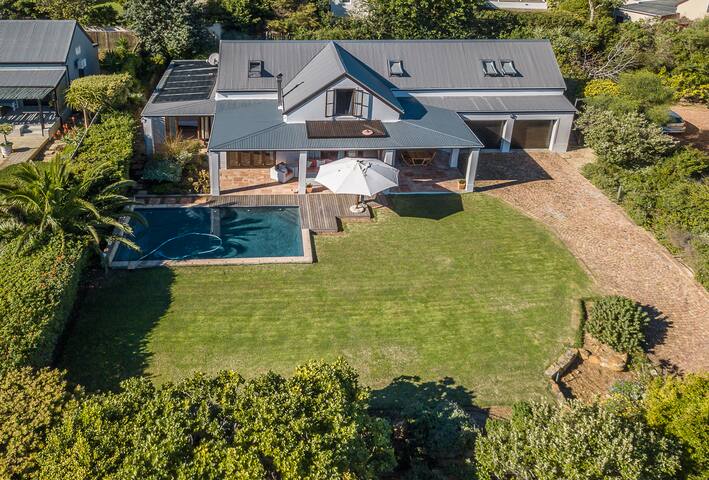 Beautiful Family Home overlooking the Sea gallery image 2